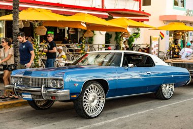 Miami, Florida, ABD - 07 Nisan 2025: Chevrolet Impala 'nın eski arabası yolda, köşe manzaralı. Chevrolet Impala 1958 model eski bir araba. Lüks Chevrolet Impala. Klasik araç.
