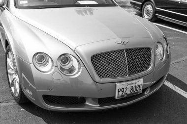 Chicago, Illinois, ABD - 08 Eylül 2024: 2007 Bentley Continental GTC aracı, ön görüş. Mavi araba. Lüks Bentley Continental GTC arabası. Chicago 'da Bentley Continental GTC