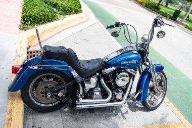 Miami, Florida, ABD - 27 Temmuz 2025: Mavi motosiklet, yan görüş. Harley Davidson FXSTS Softail Springer motosiklet 1991 kruvazörü. Lüks motosiklet Harley Davidson FXSTS Softail Springer açık havada.