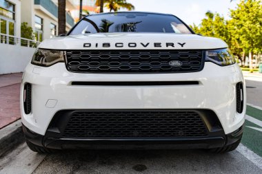 Miami, Florida, ABD - 10 Temmuz 2025: beyaz araba, ön manzara. 2020 Land Rover Discovery Sport SUV arabası. Lüks SUV spor araba Land Rover Discovery. Araba Range Rover Discovery açık havada park halinde..