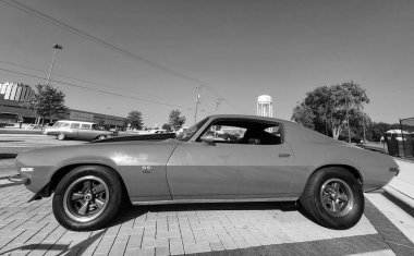 Park Ridge, Illinois, ABD - 21 Ağustos 2024: Chevy Camaro. Kırmızı araba otomobil fuarında, ön tarafta. Chevrolet Camaro 1970 spor araba. Chevrolet Camaro Z28 'in kırmızı arabası..