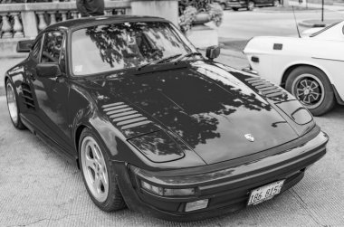 Chicago, Illinois - 29 Eylül 2024: Porsche 930 turbo veya 911 kırmızı rengi. Porsche 930 turbo ya da sokağa park edilmiş 911. Ön manzara. Porsche 930 turbo veya Chicago 'da 911