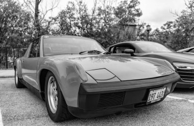 Chicago, Illinois - 29 Eylül 2024: klasik Porsche 9146 mavi renk. Vintage Porsche 9146 sokağa park edilmiş. Ön manzara. Retro Porsche 9146 Coupe Chicago 'da