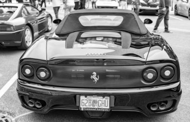 Chicago, Illinois - 29 Eylül 2024: Ferrari 360 Spider siyah rengi. Ferrari 360 caddeye park etmiş. Köşeden bak. Lüks Ferrari 360 Chicago 'da