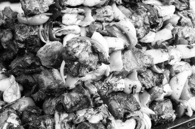 Et ve sebze kızartma tavasında. Geleneksel tavada et. Sebzeli kese. Ağır ateşte pişmiş et. Barbekü ızgarası. Mangalda ızgara et. Barbekü sokak yemeği. Arka bahçe barbeküsü.