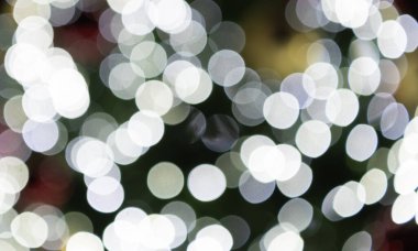 Parlayan soyutlamanın odaklanması yok. Görüntü bokeh arkaplanı. Odaklanmamış, soyut, parlak bir arka plan, kimse yok. Odaklanmış bulanıklık. Bokeh beyaz Xmas. Bulanık bokeh arkaplanı.