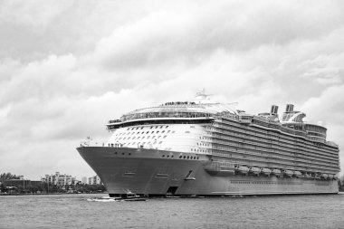 Gemi seyahati. Yaz tatilindeki deniz yolculuğunun havadan görünüşü. Gemi turu ve deniz seyahati. Lüks yolcu gemisi yolculuğunun havadan görünüşü. Gemi Miami sahil limanından ayrılıyor. Miami turu. Liman gezisi.