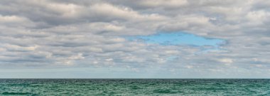 Deniz doğası ile sakin bir ufuk. Deniz manzarasında romantik bir yaz tatili. Gün batımı deniz manzarası. Deniz ufku manzarası. Yaz tatilinde bulutlu gökyüzü ve deniz manzarası. Deniz ufkuyla gökyüzü. Ufkun ötesinde.