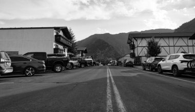 Leavenworth, Washington, ABD - 22 Temmuz 2024: Bavyera köy yolu. Eski bir turistik kasaba. Washington, Leavenworth 'teki Bavyera köyünde yol ve park halindeki araçlar.