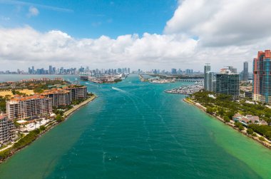 Güney Miami Sahili ve okyanus manzarası. Gökdelenleri olan Miami gökdelenleri. Yazın Miami 'nin hava manzarası. Lüks binaları olan Miami sahili. Miamis 'in ünlü sahil şeridinin insansız hava aracı görüntüsü