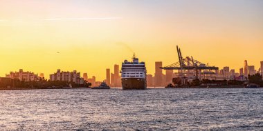 Miami, Florida, ABD - 21 Aralık 2024: Gemi turu ve deniz yolculuğu. Gemi Miami limanından ayrılıyor. Azamara İleri Gemi Yolculuğu. Yaz tatilinde gemi turu. MS Azamara seyir halinde.