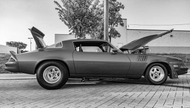 Park Ridge, Illinois, ABD - 22 Ağustos 2024: Chevy Camaro açık hava. Otomobil fuarında açık motorlu Retro elektrikli mavi araba, yan görüş. Chevrolet Camaro Z28 eski model araba. Chevrolet Camaro Z28 'in mavi arabası..