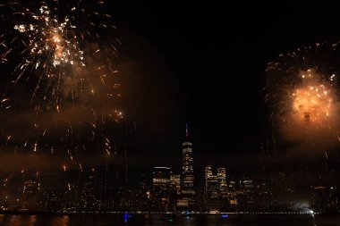 New York Manhattan havai fişekleri arifesinde. Manhattan 'da havai fişekler. New York 4 Temmuz Havai fişekleri. Flashing Fireworks ile New York City Skyline Manhattan. Bağımsızlık Günü