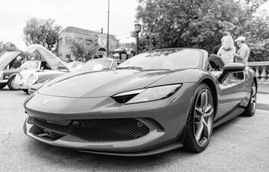 Chicago, Illinois - 29 Eylül 2024: Ferrari 296 GTS veya GTB mavi renk. Ferrari 296 GTS ya da GTB caddeye park etmiş. Köşeden bak. Lüks Ferrari 296 GTS veya Chicago 'da GTB