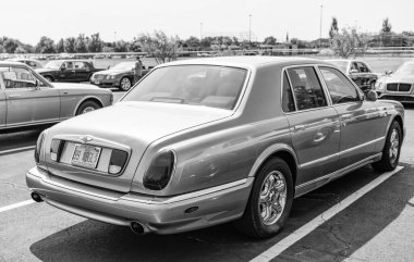 Chicago, Illinois, ABD - 08 Eylül 2024 Bentley Arnage Birkin klasik araç, köşe manzaralı. Klasik bir araba. Klasik Bentley Arnage Birkin arabası. Bentley Arnage Birkin Chicago 'da
