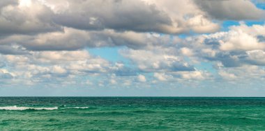 Okyanus sahilinde gün doğumu. Yaz tatilinde gün batımı deniz manzarası. Deniz bulutlu gökyüzü ile ufuk çizgisi. Denizde sakin bir ufuk. Romantik yaz tatili deniz manzarası. Deniz manzarası cenneti.