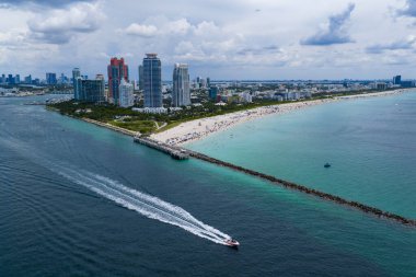 Miami ufuk çizgisinde lüks bir yat turu. Miami 'de turkuaz sulardaki teknelerin havadan görüntüsü. Güney Florida Miami 'de yat inzivası