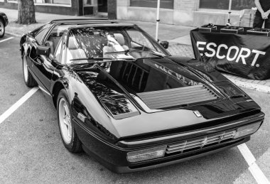 Chicago, Illinois - 29 Eylül 2024: Klasik Ferrari 328 GTS siyah rengi. Klasik Ferrari 328 GTS sokağa park edilmiş. Ön manzara. Retro Ferrari 328 GTS Chicago 'da