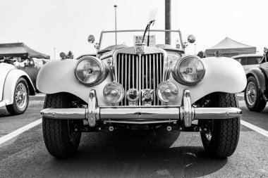 Chicago, Illinois, ABD - 08 Eylül 2024: MG TF spor arabası 1950 üstü açılabilir araç, ön görüş. Retro spor araba. Üstü açık MG TF araba. MG TF beyaz