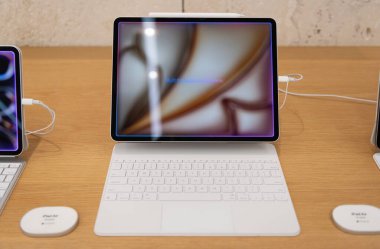 Miami, Florida, ABD - 01 Ekim 2025: Apple iPad Air ile Magic Keyboard ve Apple kalem. Apple MacBook Pro. Apple mağazası. iPad Air veya MacBook pro sunumu.