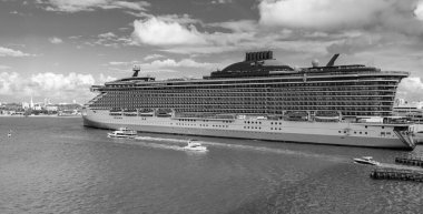 Lüks yolcu gemisi yolculuğunun havadan görünüşü. Gemi Miami sahil limanından ayrılıyor. Miami turu. Gemi seyahati. Yaz tatilindeki deniz yolculuğunun havadan görünüşü. Gemi turu ve deniz seyahati. Okyanus gezisi.