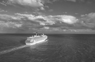 Miami, Florida, ABD - 13 Aralık 2024 Yaz Tatili Gezisi. Karnaval Gemi Hattı. Gemi turu ve okyanusta seyahat. Gemi Miami sahil limanından ayrılıyor. Karnaval Zafer Gemisi Yolculuğu.