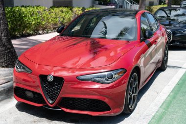 Miami, Florida, ABD - 27 Temmuz 2025: Alfa Romeo Giulia sedan 2017. Lüks sedan araba Alfa Romeo Giulia. Araba Alfa Romeo Giulia dışarıda park etmiş. Kırmızı sedan araba, köşe görüş..