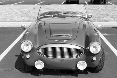 Chicago, Illinois, ABD - 08 Eylül 2024: 1962 Austin Healey 3000 iki koltuklu, üstü açılabilir eski araba, köşe manzaralı. Retro araba. Retro Austin Healey 3000 araba. Chicago 'dan Austin Healey