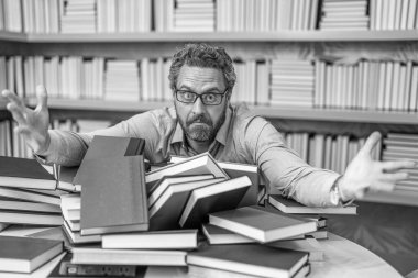 Öğretmen için bilgi günü. Okul eğitimi ve bilgisi. Derste ya da sınavda kitap kurdu öğretmeni. Kütüphanede kitap seven bir adam. Sınıfta öğretmen beyin fırtınası yapıyor. öğrenme ve keşfetme.