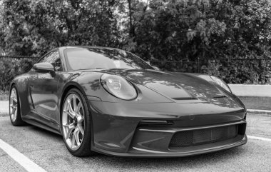 Chicago, Illinois - 29 Eylül 2024: 2023 Porsche 911 GT3 Touring kırmızı rengi. Porsche 911 GT3 turu sokağa park edilmiş. Köşeden bak. Porsche 911 GT3 Chicago turu