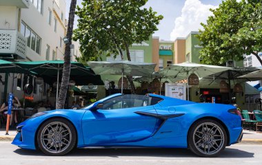 Miami, Florida, ABD - 27 Temmuz 2025: Mavi metalik Chevy C8, yan görüş. Chevrolet Corvette C8 2020 üstü açık spor araba. Lüks spor araba Chevrolet Corvette. Chevrolet Corvette dışarıda park halinde..