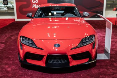 New York City, ABD - 27 Mart 2024: Auto Show 2024. 2020 Toyota GR SUPRA arabası. Toyota GR SUPRA spor arabası. Toyota GR SUPRA iki kapılı coupe aracı. Belirginlik kırmızı renk, ön görünüm.