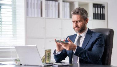 Zengin İspanyol patron parayı çarçur ediyor. Başarılı finans işadamı. Yatırım başarısı. İş başarısı. İşadamı ofiste para sayıyor. İş adamı dolar sayıyor. Boşluğu kopyala.