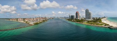 Miami Sahili silueti panoraması. Miami Sahili 'nin insansız hava aracı görüntüsü. Güney Miami Sahili ve okyanus manzarası. Gökdelenleri ve kıyı şeridi olan Miami Plajı gökdelenleri
