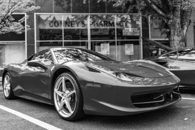 Chicago, Illinois - 29 Eylül 2024: Ferrari 458 Italia kırmızı renk. Ferrari 458 Italia caddeye park etmiş. Köşeden bak. Lüks Ferrari 458 İtalya Chicago 'da