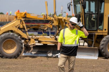 İnşaat alanında mühendis var. Denetmen işçi üniforma giyer. İşteki en üst düzey yönetici. İşçi bayramı. Bina tarafı. Ağır makine operatörü. İnşaatta sanayi işçisi. İş temsilciliği.