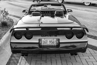 Park Ridge, Illinois, ABD - 22 Ağustos 2024: Chevrolet Corvette C4 eski araba. Chevrolet Corvette C4 'ün üstü açık arabası. Chevy Corvette. Dönüştürülebilir araba otomobil fuarına park edilmiş..