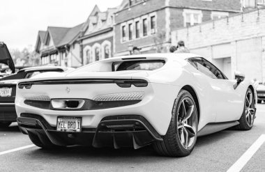 Chicago, Illinois - 29 Eylül 2024: Ferrari 296 GTS veya GTB sarı renk. Ferrari 296 GTS ya da GTB caddeye park etmiş. Köşeden bak. Lüks Ferrari 296 GTS veya Chicago 'da GTB