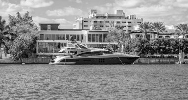 Rıhtımda teknesi olan bir daire. Rıhtım manzaralı bir ev. Yaz tatili. Lüks liman otel binası. Yaz tatili. Lüks yerleşim bölgesinde bir yat. Özel yat.