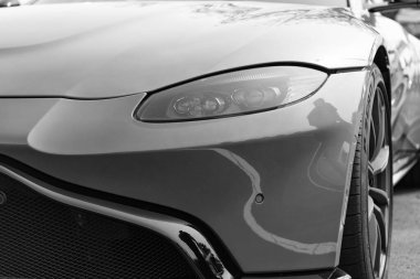 Chicago, Illinois, ABD - 08 Eylül 2024 Aston Martin Vantage coupe, ön manzara. Aston Martin Vantage. Üstü açık Aston Martin Vantage turuncu araba