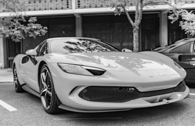 Chicago, Illinois - 29 Eylül 2024: Ferrari 296 GTS veya GTB turuncu rengi. Ferrari 296 GTS ya da GTB caddeye park etmiş. Köşeden bak. Lüks Ferrari 296 GTS veya Chicago 'da GTB