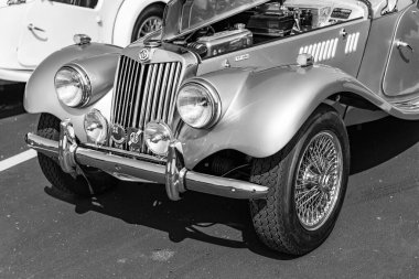 Chicago, Illinois, ABD - 08 Eylül 1954 MG TF 1500 iki koltuklu, üstü açılabilir eski araba, köşe manzaralı. Retro metalik yeşil araba. 1954 MG TF 1500 model araba. 1954 Chicago 'da MG TF