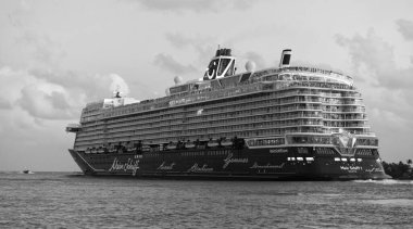 Miami, Florida, ABD - 01 Kasım 2024 Yaz Tatili Gezisi. TUI gezileri. Denizlerde gemi turu. Gemi Miami sahil limanından ayrılıyor. Seyahat güzergahı. Mein Schiff 2 yolcu gemisi yolculuğu.
