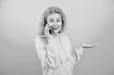 Milenyum kadınlarının telefon konuşmaları olur. Akıllı telefondan kız kıza konuşuyoruz. Telefon var. Mobil iletişim. Kız çağrıya cevap verdi. İletişim. Akıllı telefondan konuşan bir kadın var. Telesekreter.