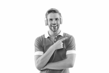 Ses kitabını dinle. Milenyum insanı yaşam tarzı. Yaşam tarzı ve müzik. Beyazlara izole edilmiş kulaklıkla müzik dinleyen bir adam. Öğrenci milenyum erkek yaşam tarzı. Müzik tarzı. Rahat kulak yastıkları..