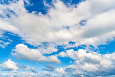 Bulutlu gökyüzü. Bulutlu gökyüzü arka planı. Bulutlu gökyüzü arkaplanı. Gökyüzünde bulut. Bulutlu bir arka plan. Bulutlu kasvetli gökyüzü. Gökyüzü ve bulutlar. Yuvarlanan bulutlar.