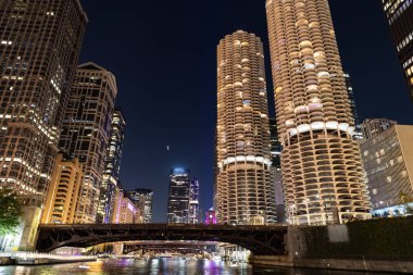 Chicago gökdelen binasının gece manzarası. Chicago gökdelenin mimarisi. Şehir gecesi aydınlatılmış bina. Gökdelen şehir manzarası. Chicago 'nun gece şehri. İş şehri. Sakin şehir gecesi.