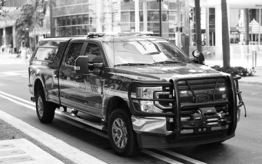 Miami, Florida, ABD - 01 Aralık 2024: Ford F 250 itfaiye aracı. Miami 'de itfaiye. Dışarıdaki büyük itfaiye arabası. Ford F 250 yangın aracı, köşe manzaralı..