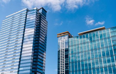 Mimari ofis binası. Perspektif gökdeleni. Minimalist cam mimarisi. İş gökdeleni binası. Mimari inşaat sektörü. Cam gökdelen. Şehir mimarisi..