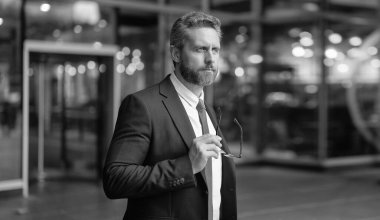 Gözlüklü bir iş adamı. İnsanoğlunun başarı vizyonu var. Yeni bir fırsattan esinlendim. İş adamı liderliği. İş vizyonu ve başarı. Başarı vizyonu. Başarılı lider iş adamı.